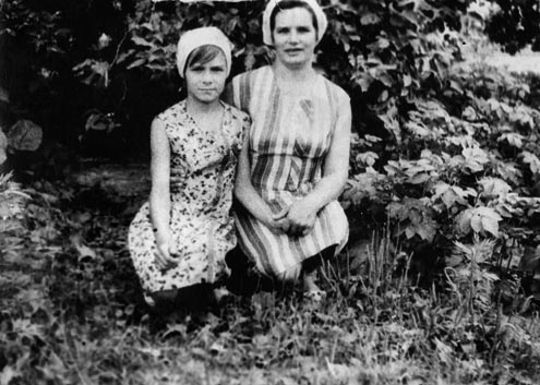 Елена Подкорытова со своей мамой Диной Фёдоровной в селе Ластригино.