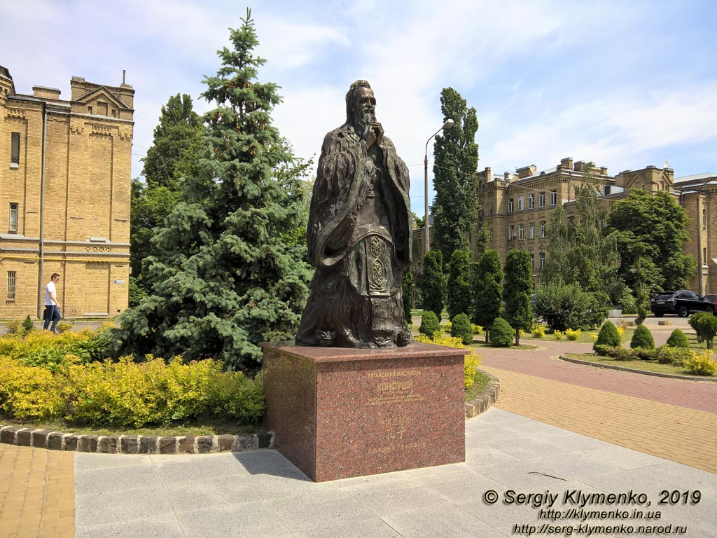 Фото Киева. Памятник китайскому мыслителю Конфуцию на территории КПИ.
