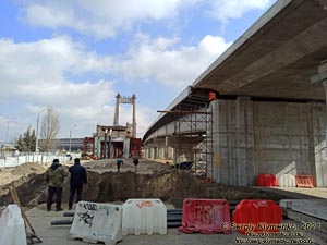 Фото Киева. Подол. Вдоль старого Рыбальского вантового моста строится заезд на новый Подольский мост от улицы Верхний Вал.