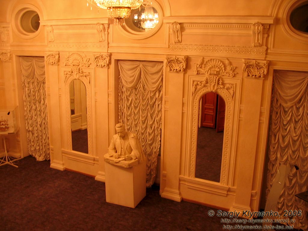 Фото Киева. Бюст Ивана Франко в фойе 2-го этажа театра им. Ивана Франко.