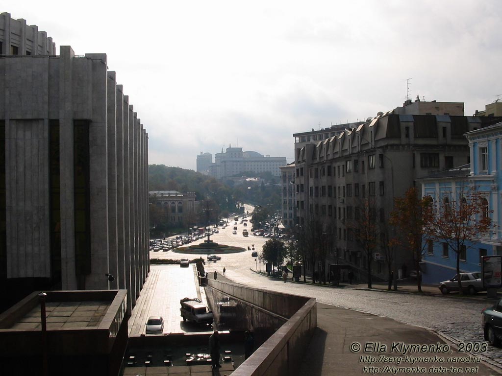 Вид з вулиці Трьохсвятительська на Європейську площу та Печерськ. Автор фото - Елла Клименко.