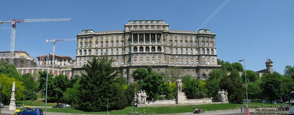 Будапешт (Budapest), Венгрия (Magyarország). Фото. Королевский дворец, крыло Krisztinavaros (Марии Кристины, герцогини Тешенской), вид с площади Dozsa Gyorgy ter. Панорама ~90°.