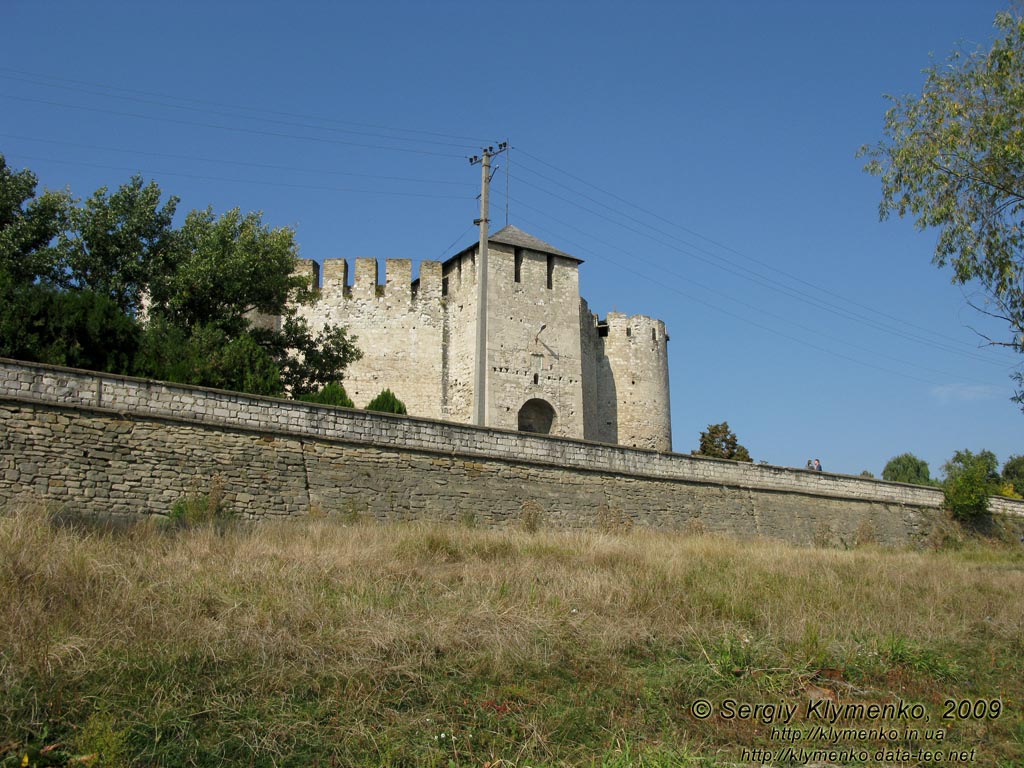 Молдавия. Фото. Сорокская крепость, вид извне со стороны реки Днестр.