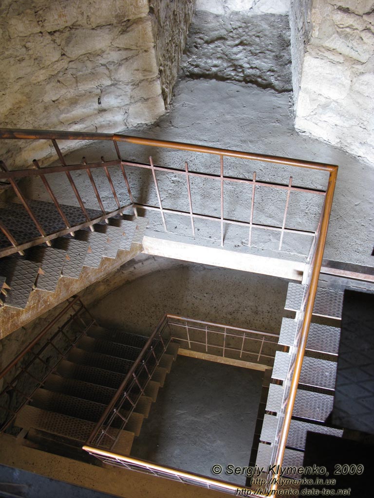 Молдавия. Фото. Сорокская крепость, современная лестница внутри круглой крепостной башни.
