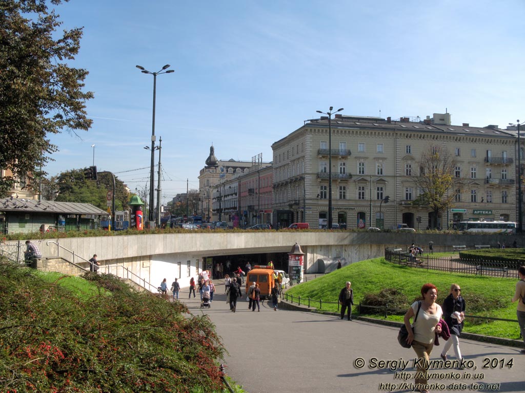 Фото Кракова. Переход от Старого Города (Stare Miasto) к Главному железнодорожному вокзалу (Dworzec Glowny)
под площадью на пересечении улиц Basztowa, Westerplatte, Lubicz, Pawia.