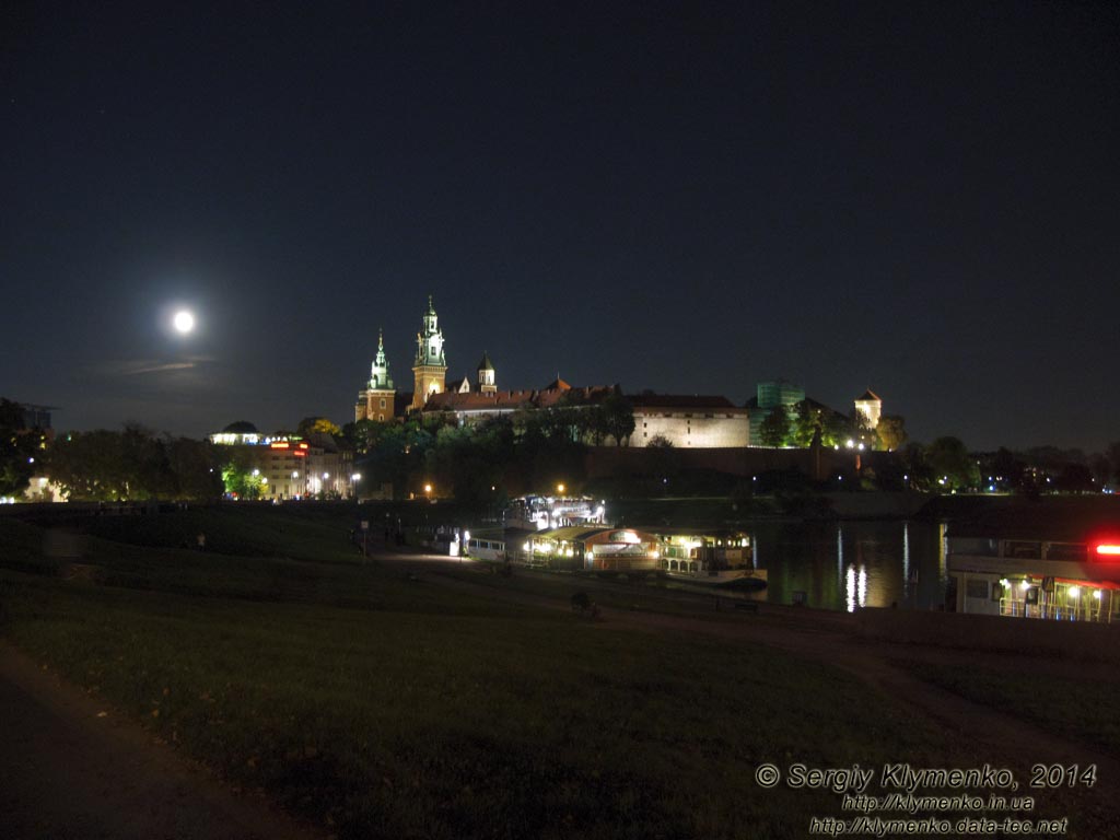 Фото Кракова. Королевский замок на Вавеле (Wawel) вечером. Вид со стороны Вислы (Wisla).