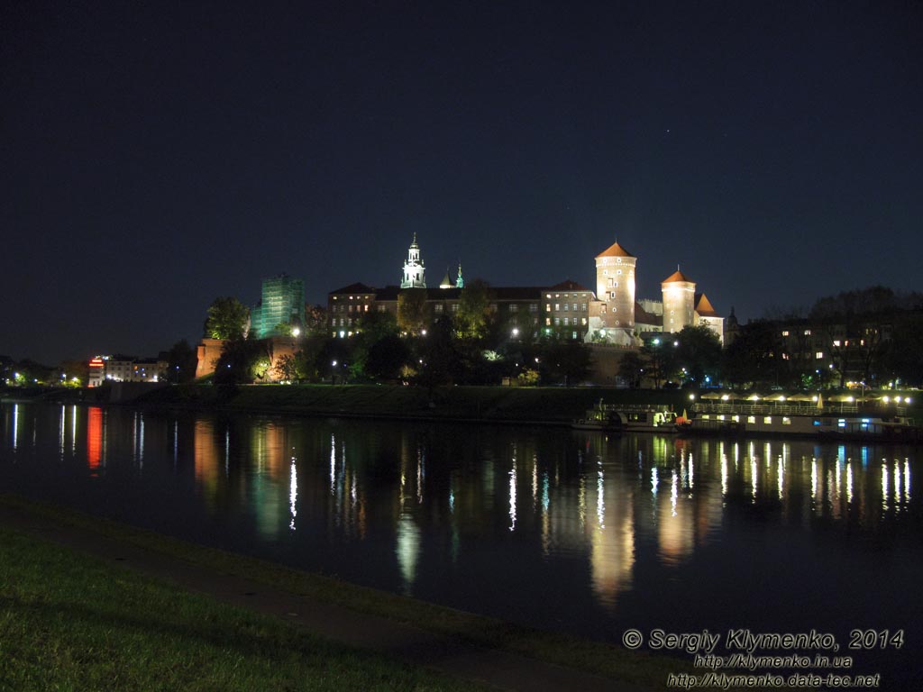 Фото Кракова. Королевский замок на Вавеле (Wawel) вечером. Вид со стороны Вислы (Wisla).