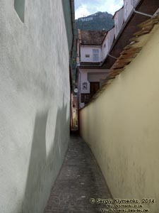 Румыния (România), город Брашов (Brașov). Фото. Страда Сфорий (Strada Sforii) - самая узкая улица города.