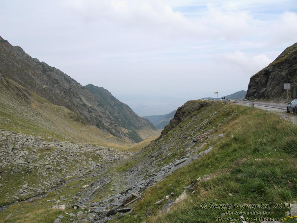 Румыния (Romania), Трансфэгэрашское шоссе (Transfagarasan). Фото. На перевале (45°36'15"N, 24°36'49"E).
Высота над уровнем моря ~2035 м, северные склоны горного массива Фэгэраш (Muntii Fagarasului).