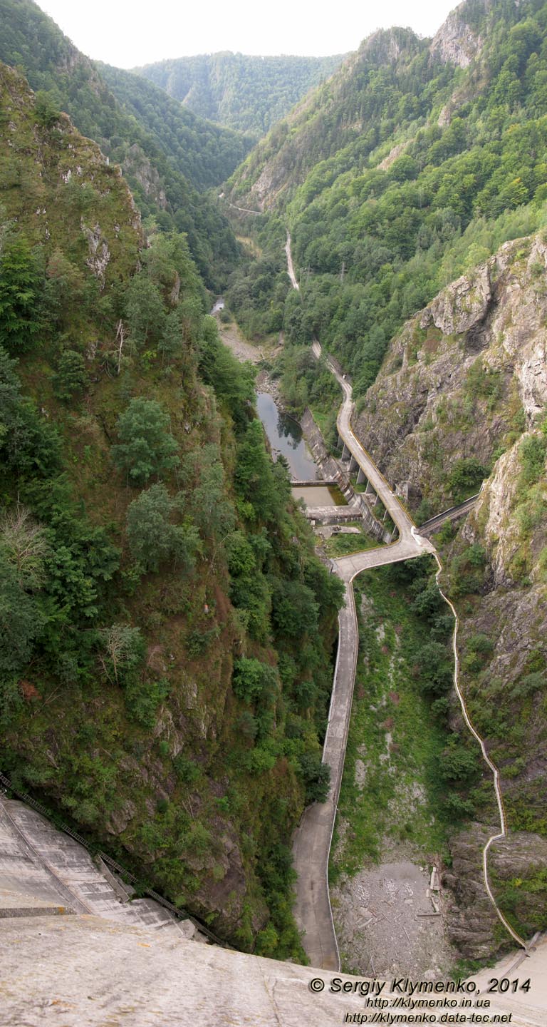 Румыния (Romania), Трансфэгэрашское шоссе (Transfagarasan). Фото. Ущелье речки Арджеш (Raul Arge?), вид с дамбы Видрару (Baraj Vidraru).