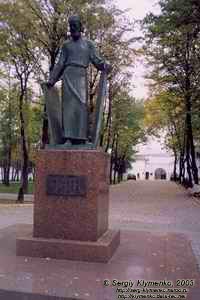 Фото Москвы. Памятник Андрею Рублеву перед Спасо-Андрониковым монастырем.