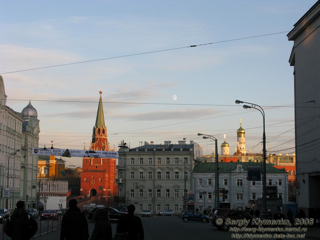 Россия, Москва. Фото. Вид на Кремль со стороны улицы Воздвиженка.