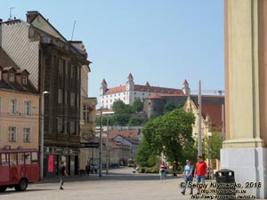 Фото Братиславы (Словакия). Вид на Братиславський град (Bratislavsky hrad) вдоль улиц Zupne namestie & Kapucinska ulica.