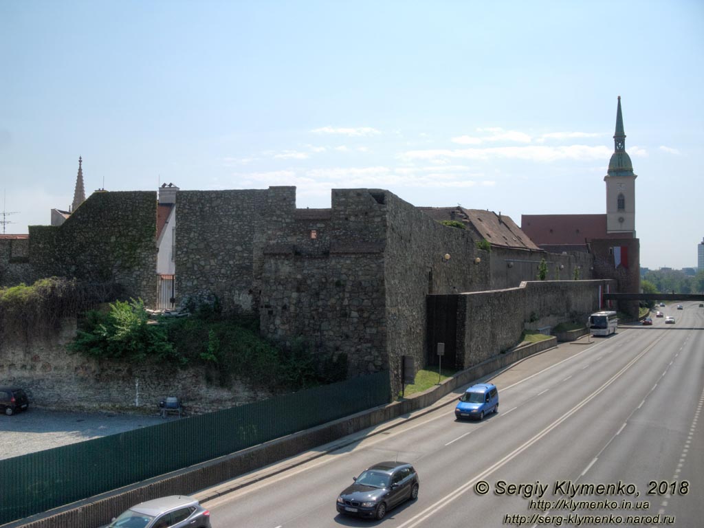Фото Братиславы (Словакия). Вид со стороны Братиславского града (Bratislavsky hrad) на старый город через улицу Staromestska.