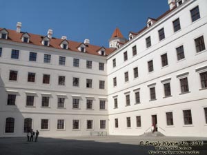 Фото Братиславы (Словакия). Братиславский град (Bratislavsky hrad). Во внутреннем дворе дворца.