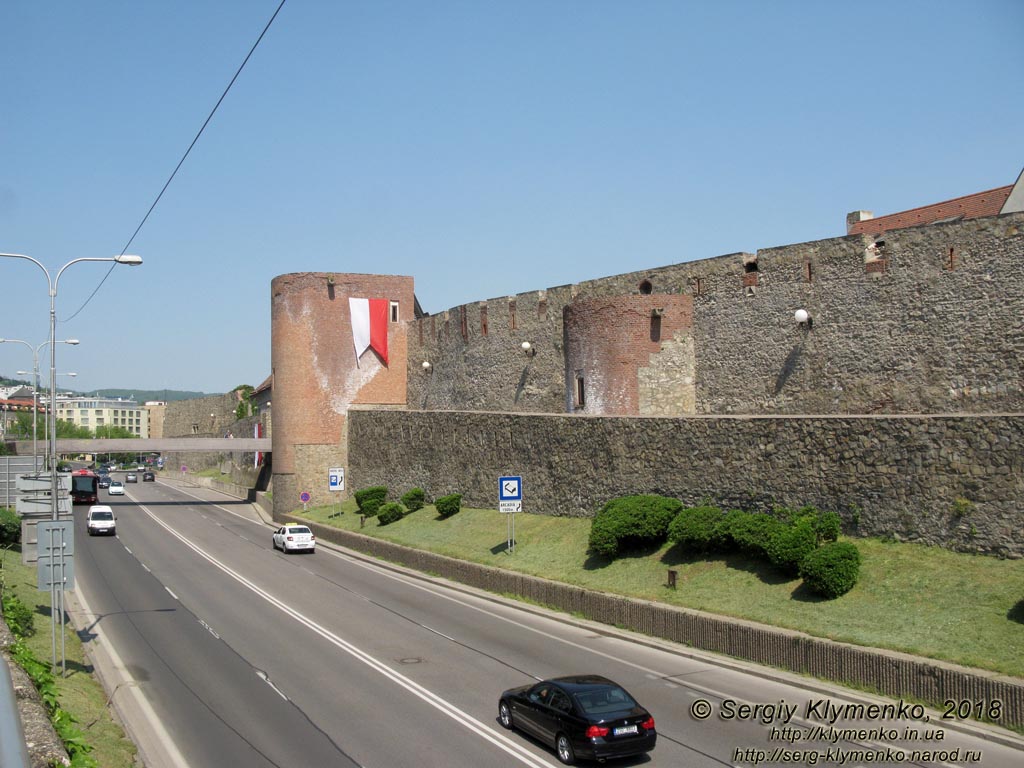 Фото Братиславы (Словакия). Вид со стороны Братиславского града (Bratislavsky hrad) на старый город через улицу Staromestska.