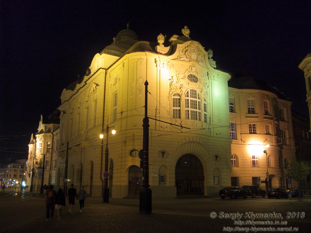 Фото Братиславы (Словакия) ночью. Концертный зал Редута (Reduta - Slovenska filharmonia) на углу улиц Mostova и Medena.