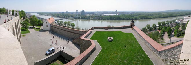 Фото Братиславы (Словакия). Братиславский град (Bratislavsky hrad). Вид с крепостных стен на Дунай. Панорама ~180°.