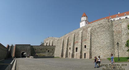 Фото Братиславы (Словакия). Братиславский град (Bratislavsky hrad). Южные фортификации. Панорама ~90°.