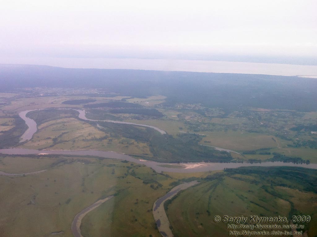 Фото с борта самолёта. Вид на р. Десна и Киевское водохранилище приблизительно от села Крехаев в сторону сёл Жукин и Воропаев.