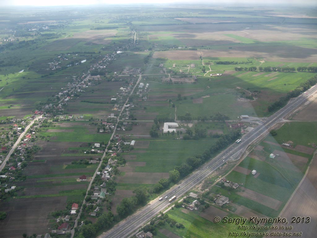 Фото с борта самолёта. Автодорога M06 в районе сёл Ситняки и Юров (Макаровский район Киевской области).