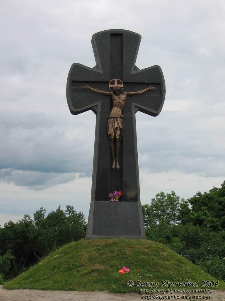 Батурин. Крест в память сожжения Батурина русскими войсками под руководством А.Меньшикова.