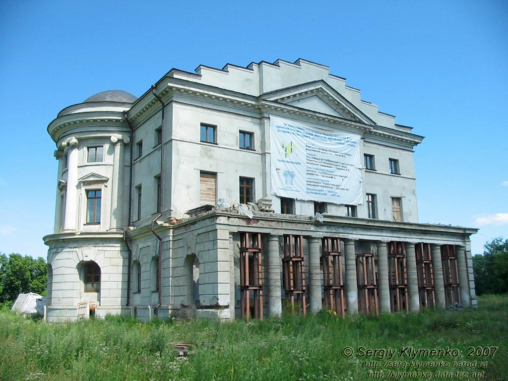 Батурин. Дворец Кирилла Разумовского, фото августа 2007 года.