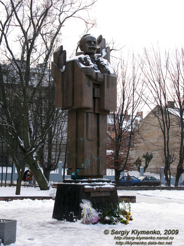 Черновцы. Памятник Юрию Федьковичу возле Черновицкого университета.