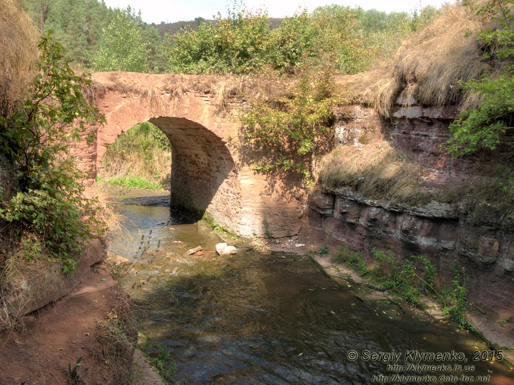 Тернопольская область, возле села Нырков. Фото. Чуть выше Джуринского (Червоногородского) водопада. Каменный арочный мост через речку Джурин.