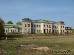 Львовская область, Червоноград. Фото. Бывший дворец Потоцких (1756-1762 годы). Парковный (восточный) фасад дворца.