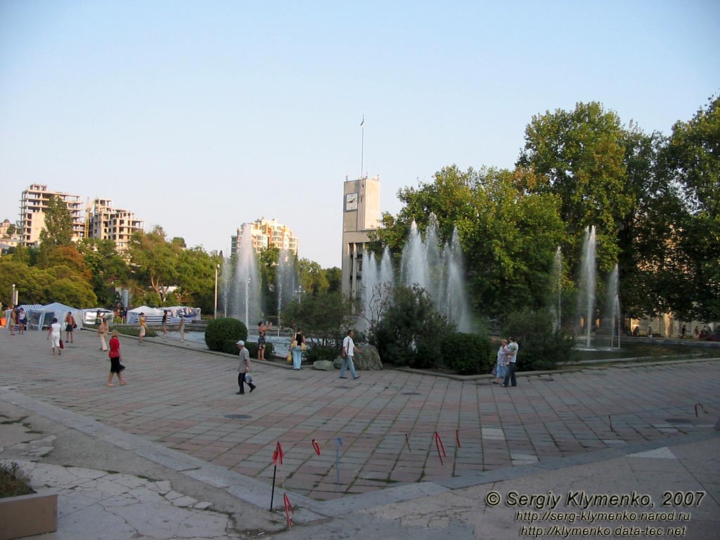 Крым, Ялта. По улицам города: Советская площадь.