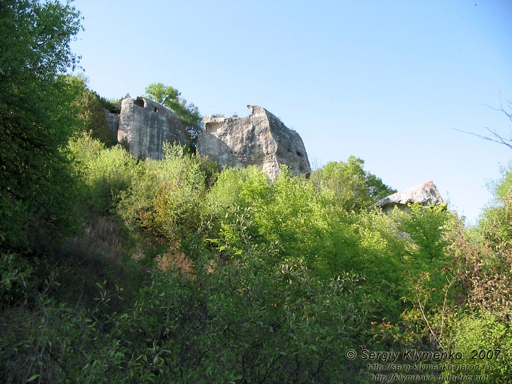 Крым. Эски-Кермен, вид с юга (немного выше храма «Трех всадников»).