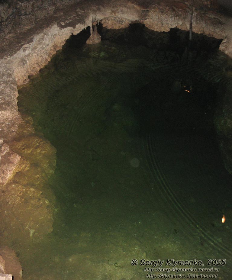 Крым. Пещера «Эмине-Баир-Хосар». Подземное озерцо.
