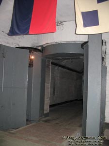 Крым. Фото. Военно-морской музейный комплекс «Балаклава». Защитные ворота во внутренние помещения подземной базы.