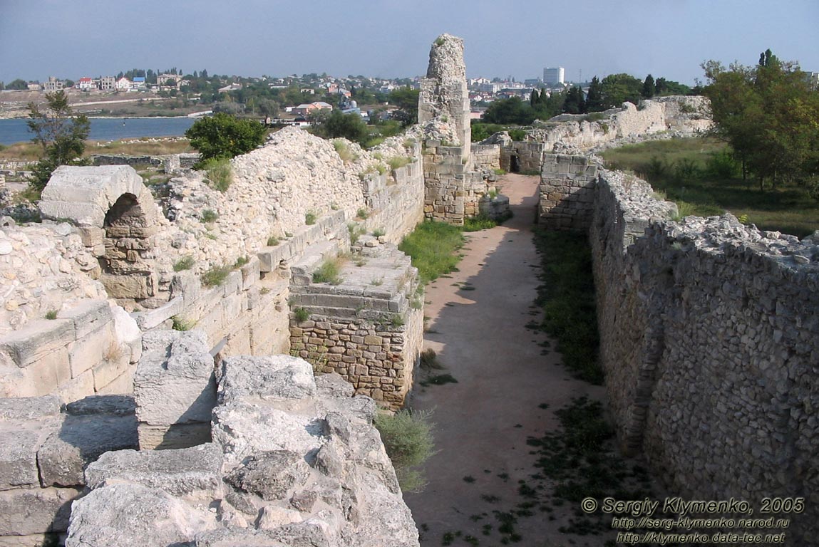 Крым. Херсонес, главная оборонительная стена с башнями (слева), протейхизма (справа) и перибол.