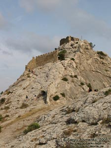 Судак, генуэзская крепость XIV-XV вв. Дозорная («Девичья») башня и Верхний замок.