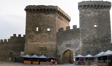 Судак, генуэзская крепость XIV-XV вв. Вид на Главные ворота от барбакана.