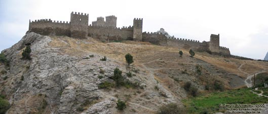 Судак, генуэзская крепость XIV-XV вв. Общий вид из-под горы.