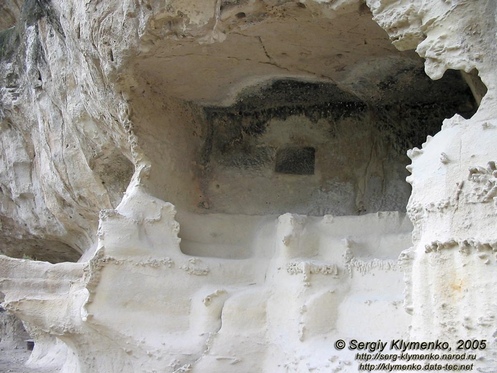 Крым. Чуфут-Кале, рукотворные «пещеры» в горе вне территории города-крепости.