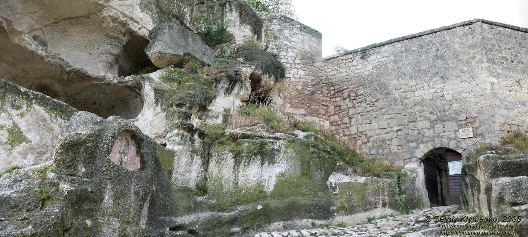 Крым. Чуфут-Кале, Малые (Южные) ворота, вид снаружи крепости.