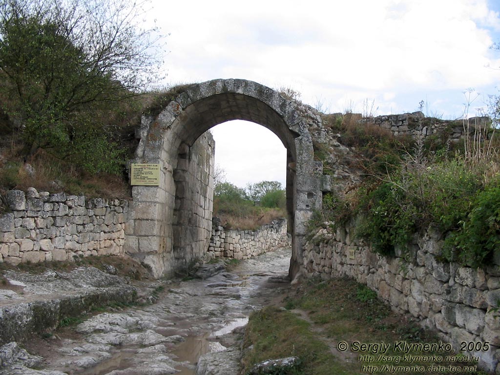 Крым. Чуфут-Кале, ворота X-XI века средней оборонительной стены, вид с западной части города.