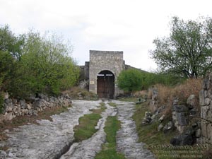 Крым. Чуфут-Кале, восточная оборонительная стена XIV-XV веков и ворота в ней.