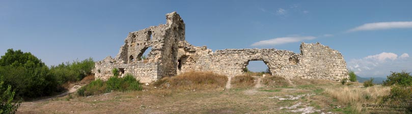 Крым. Мангуп-Кале. Оборонительная стена и дворец цитадели, вид извне оборонительной стены.