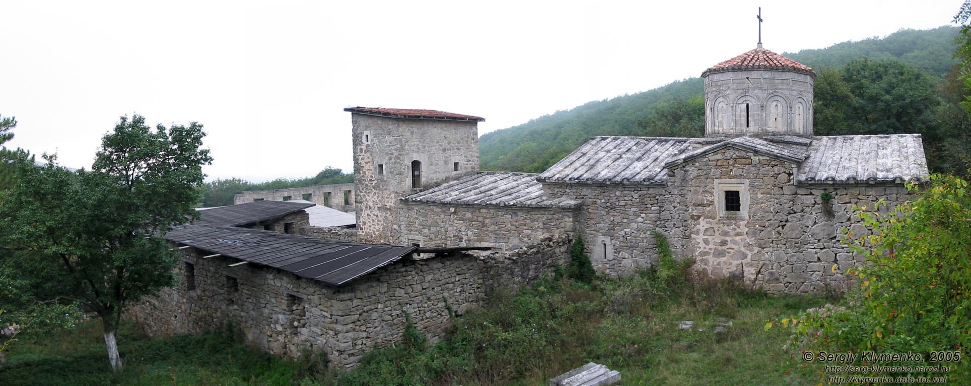 Крым. Фото. Монастырь Сурб-Хач, памятник архитектуры XIV-XVI вв. Храм Сурб Ншан («Святое Знамение») - справа.