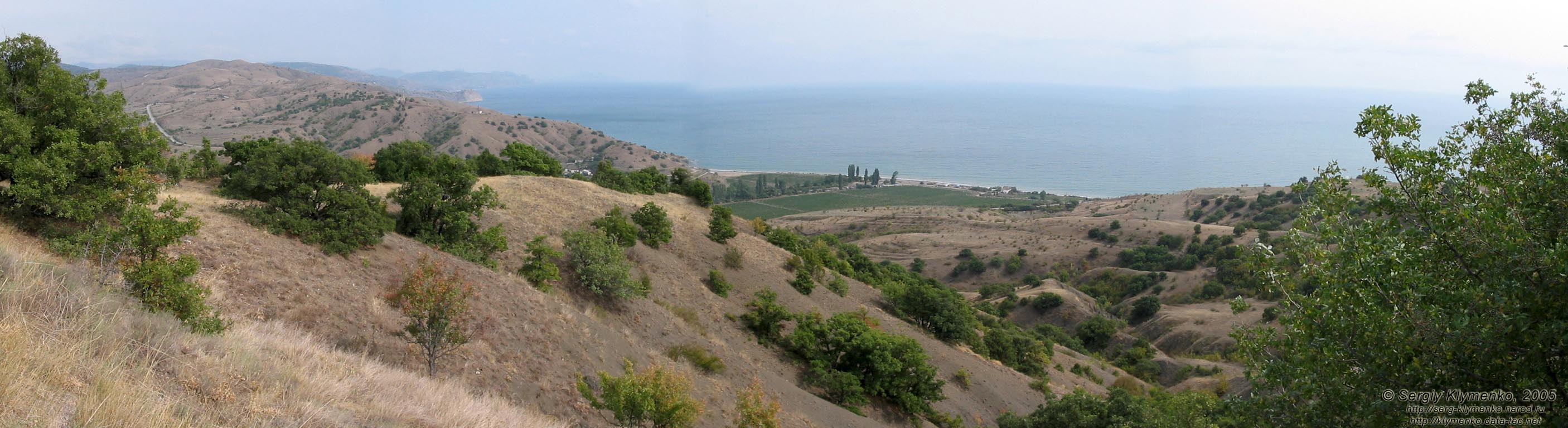 Крым. По дороге от Алушты на Судак. Вид на горы и море с перевала где-то вблизи села Приветное.