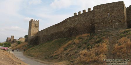 Судак, генуэзская крепость XIV-XV вв. Вид на стены и башни нижней линии обороны со стороны барбакана.