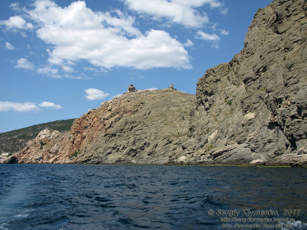 Крым. Фото. Балаклава, остатки башен крепости Чембало, вид с моря.