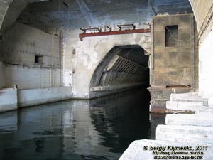 Крым. Фото. Балаклава, канал-вход подводных лодок в ремонтные цеха подземного завода.