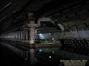 Крым. Фото. Военно-морской музейный комплекс «Балаклава». Вход в сухой док из подземного водного канала.