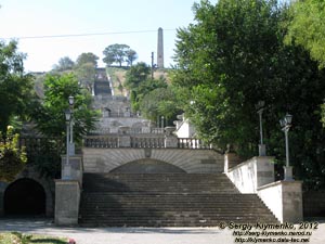 Крым, Керчь. Фото. Большая Митридатская лестница. Вид снизу.